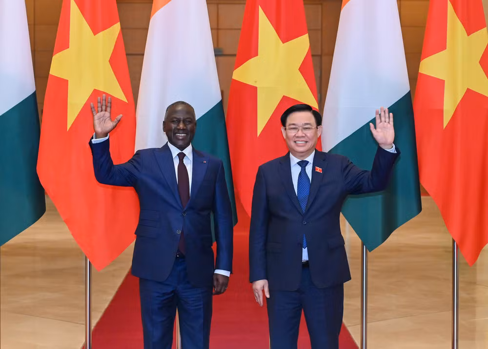 Chủ tịch Quốc hội Vương Đình Huệ và Chủ tịch Quốc hội Cộng hòa Bờ Biển Ngà Adama Bictogo tại lễ đón. (Ảnh DUY LINH)