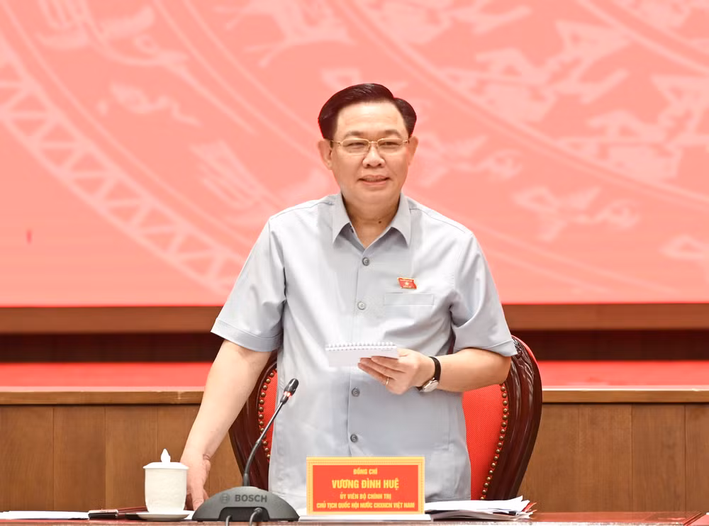 Chủ tịch Quốc hội Vương Đình Huệ phát biểu tại buổi làm việc với Ban Thường vụ Thành ủy Hà Nội. (Ảnh DUY LINH)