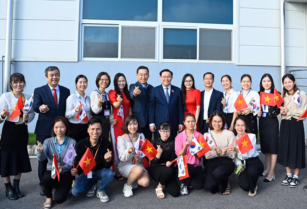 Chủ tịch Quốc hội Vương Đình Huệ với lãnh đạo, cán bộ, công nhân Công ty Ohsung Vina Thái Bình.