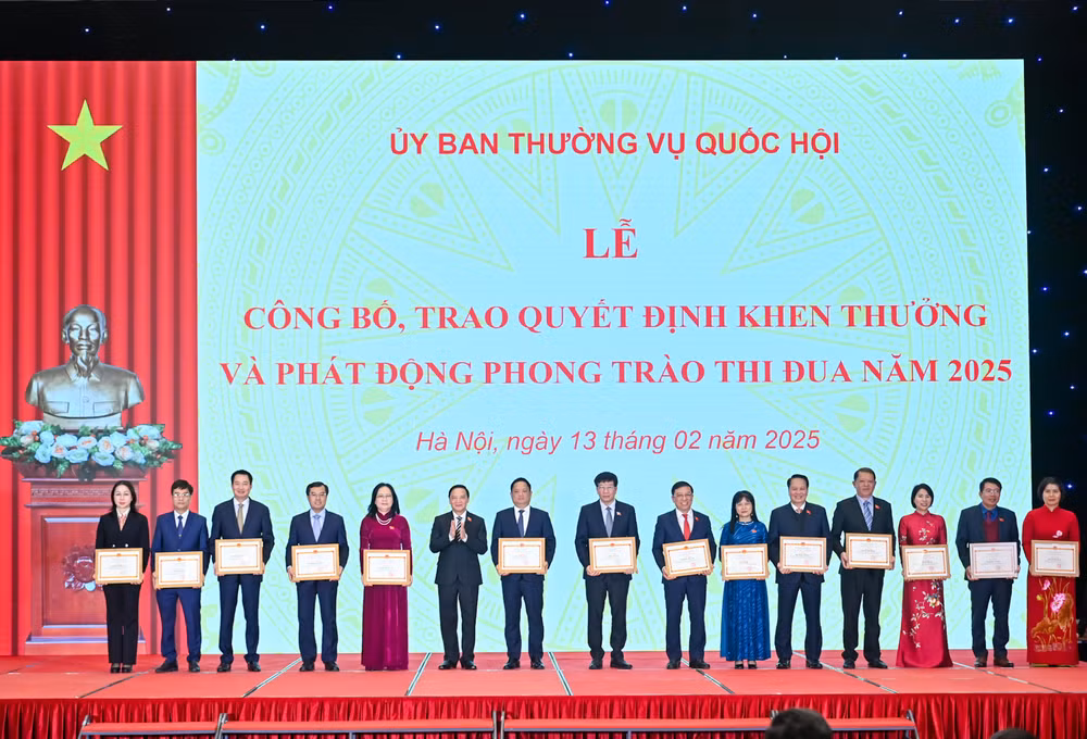 Phó Chủ tịch Quốc hội Nguyễn Khắc Định trao bằng khen của Ủy ban Thường vụ Quốc hội cho các cá nhân.