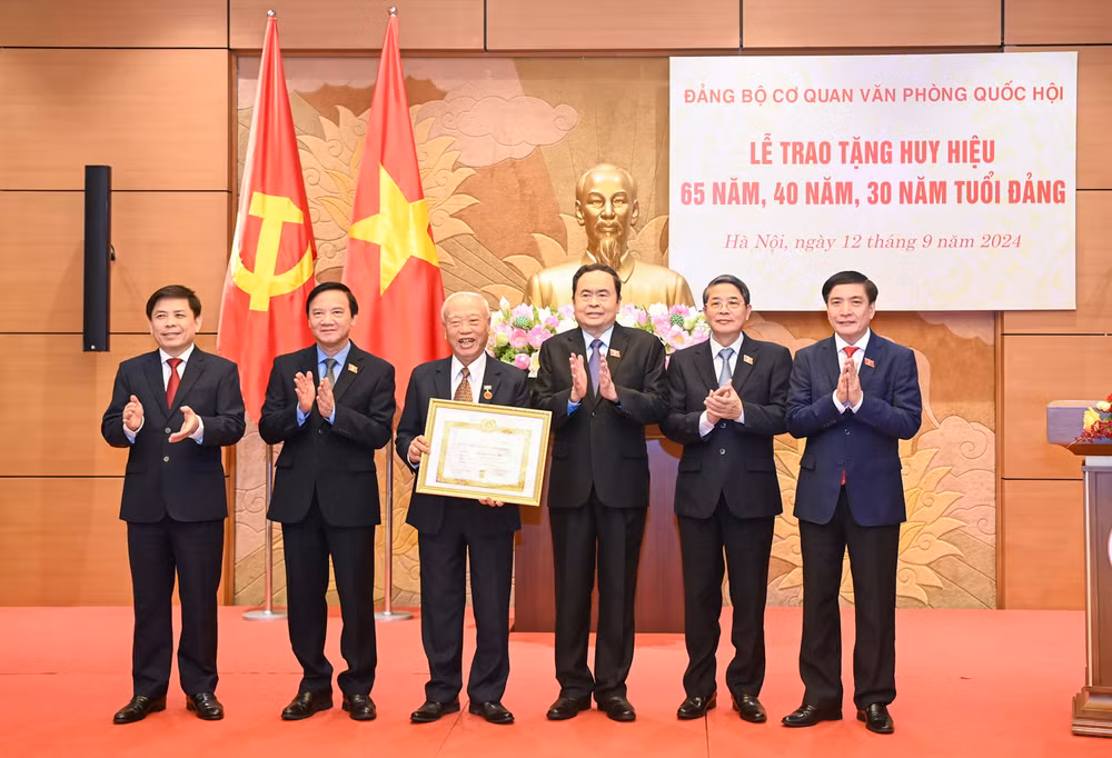 Chủ tịch Quốc hội Trần Thanh Mẫn và các Phó Chủ tịch Quốc hội cùng các đại biểu chúc mừng đồng chí Nguyễn Văn An nhận Huy hiệu 65 năm tuổi Đảng. Chủ tịch Quốc hội Trần Thanh Mẫn và các Phó Chủ tịch Quốc hội cùng các đại biểu chúc mừng đồng chí Nguyễn Văn An nhận Huy hiệu 65 năm tuổi Đảng.