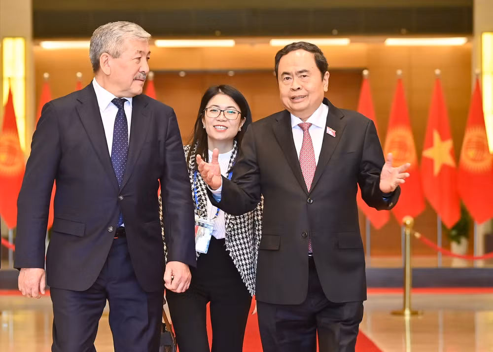 Chủ tịch Quốc hội Trần Thanh Mẫn trao đổi với Thủ tướng Kyrgyzstan Adylbek Kasymaliev. Chủ tịch Quốc hội Trần Thanh Mẫn trao đổi với Thủ tướng Kyrgyzstan Adylbek Kasymaliev.