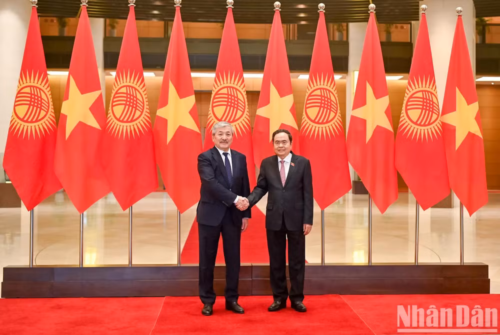 Chủ tịch Quốc hội Trần Thanh Mẫn và Thủ tướng Kyrgyzstan Adylbek Kasymaliev. Chủ tịch Quốc hội Trần Thanh Mẫn và Thủ tướng Kyrgyzstan Adylbek Kasymaliev.