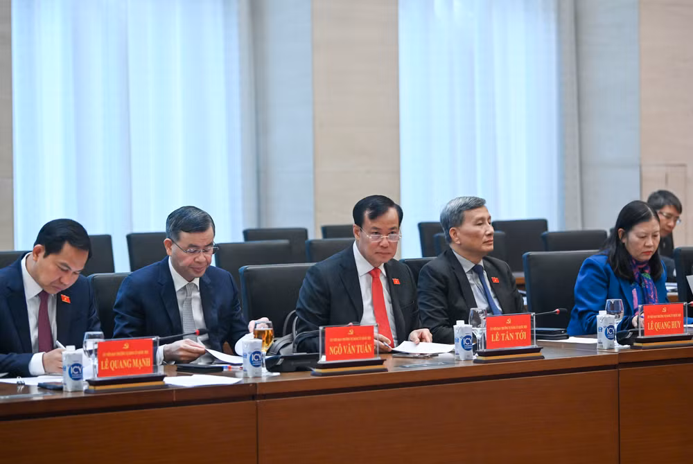 Các Ủy viên Ban Thường vụ Đảng ủy Quốc hội dự Hội nghị lần thứ nhất. (Ảnh Duy Linh)