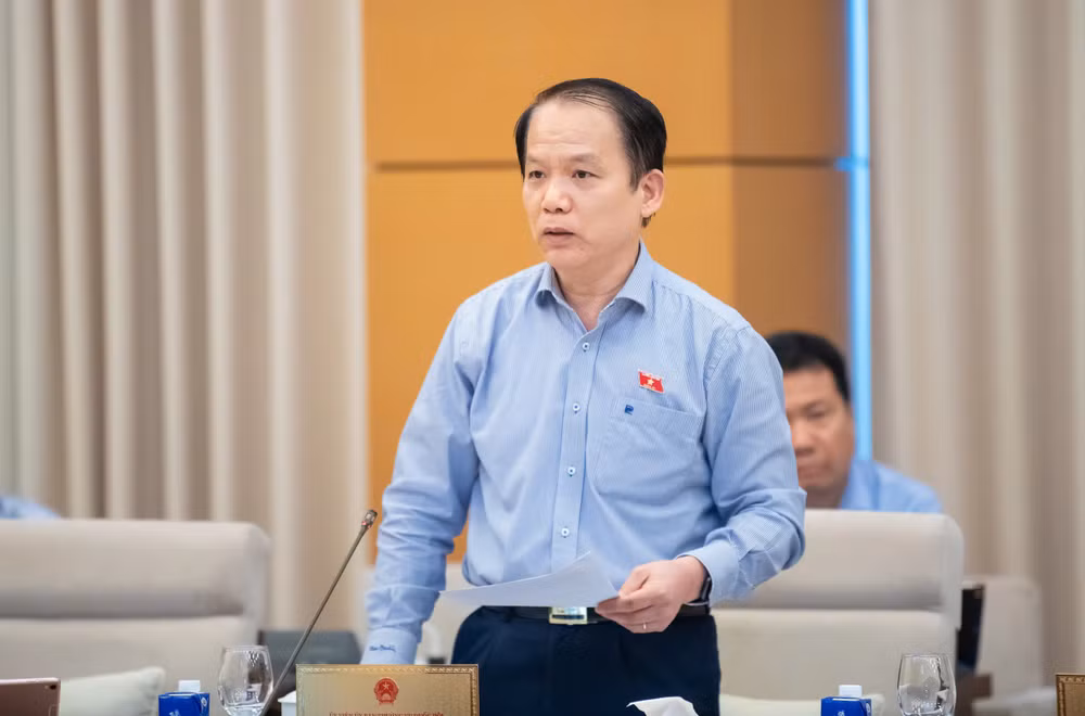 Chủ nhiệm Ủy ban Pháp luật và Tư pháp Hoàng Thanh Tùng trình bày báo cáo tại phiên họp. (Ảnh: DUY LINH)