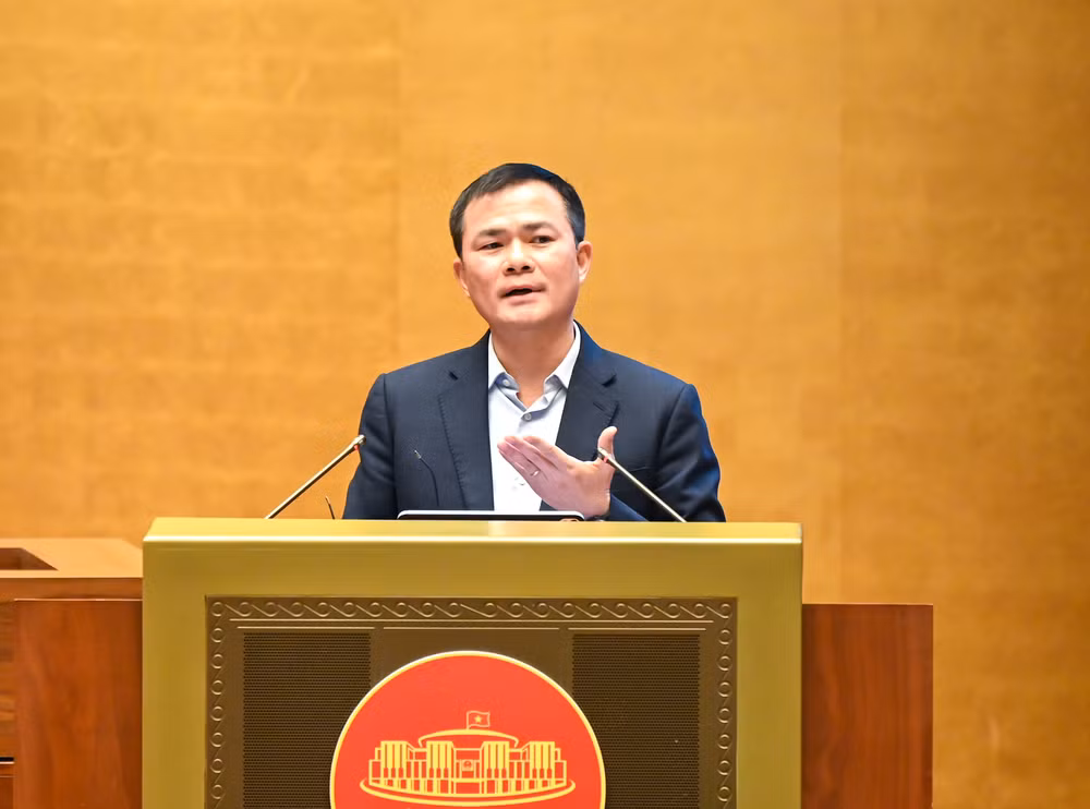 Chủ tịch kiêm Tổng Giám đốc Tập đoàn Công nghiệp-Viễn thông Quân đội (Viettel) Tào Đức Thắng tham luận tại hội nghị. (Ảnh: DUY LINH)