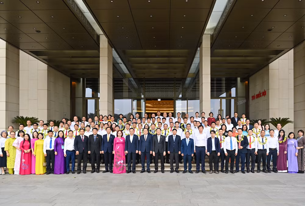 Chủ tịch Quốc hội Trần Thanh Mẫn chụp ảnh lưu niệm với các đại biểu tại buổi gặp mặt. (Ảnh: DUY LINH)