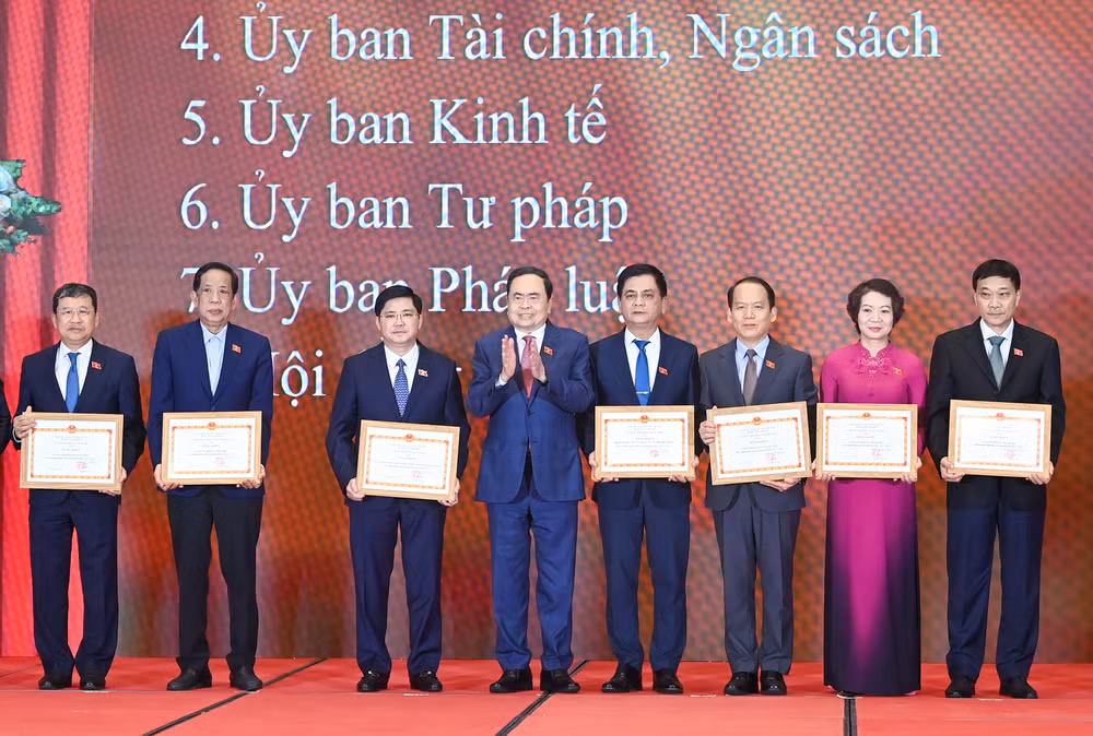 Chủ tịch Quốc hội Trần Thanh Mẫn trao bằng khen của Ủy ban Thường vụ Quốc hội cho các tập thể. (Ảnh: Duy Linh)