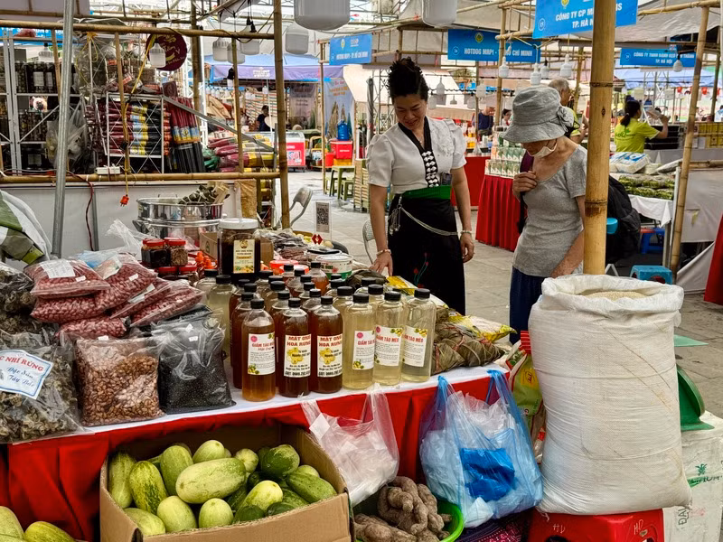 Người dân thủ đô đón nhận, tham gia mua sắm tại tuần hàng.
