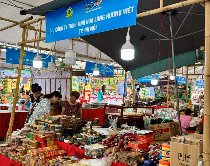 Các sản phẩm trưng bày của Công ty TNHH Tinh hoa làng hương Việt.