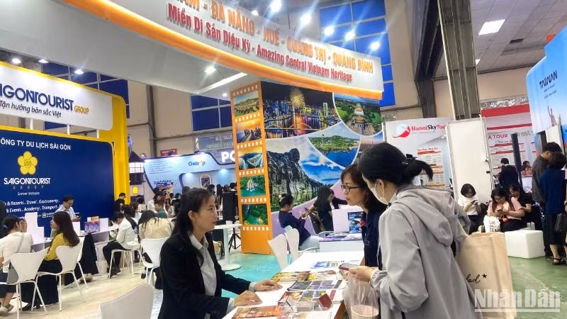 Đà Nẵng cùng với các địa phương tham gia gian hàng “Miền di sản diệu kỳ”.