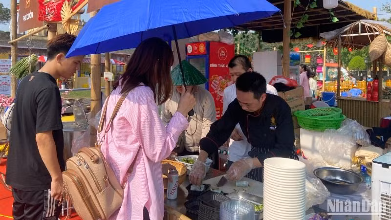 Gian hàng phở cuốn tại Festival Phở 2025. (Ảnh: HUY LÊ)