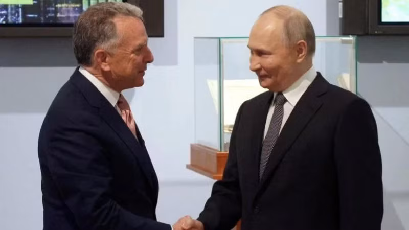 Tổng thống Nga Vladimir Putin (phải) tiếp Đặc phái viên của Tổng thống Mỹ Steve Witkoff tại thành phố St. Petersburg, ngày 11/4/2025. (Ảnh: REUTERS/TTXVN)