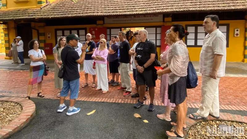 Khách quốc tế tham quan Khu di tích Chủ tịch Hồ Chí Minh tại Phủ Chủ tịch vào quý 1/2025. (Ảnh: HÀ THANH)