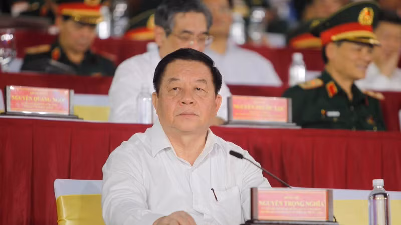 Đồng chí Nguyễn Trọng Nghĩa, Ủy viên Bộ Chính trị, Trưởng Ban Dân vận và Tuyên giáo Trung ương dự sơ duyệt Lễ diễu binh, diễu hành kỷ niệm 50 năm Ngày Giải phóng miền nam, thống nhất đất nước. (Ảnh: Thanh Vũ/TTXVN)