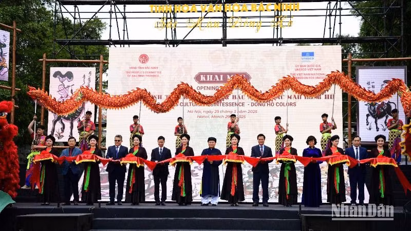 Cắt băng khai mạc chương trình. (Ảnh: THẾ DƯƠNG)