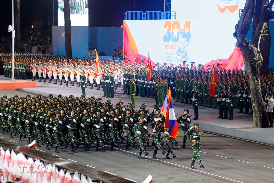 Lực lượng Quân đội vũ trang Lào tham gia sơ duyệt. (Ảnh: Thanh Vũ/TTXVN)