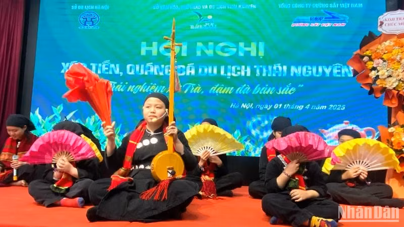 Tiết mục văn nghệ do bà con bản làng Thái Hải biểu diễn. (Ảnh: HUY LÊ)