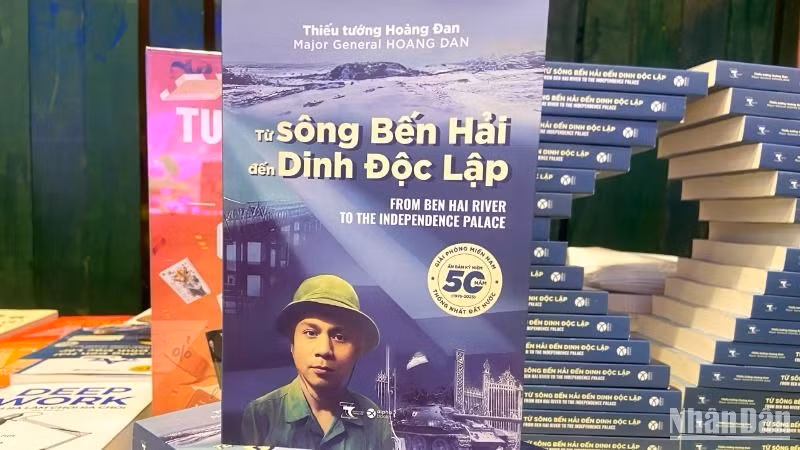 Cuốn hồi ký “Từ sông Bến Hải đến Dinh Độc Lập” của Thiếu tướng Hoàng Đan. (Ảnh: HUY LÊ)