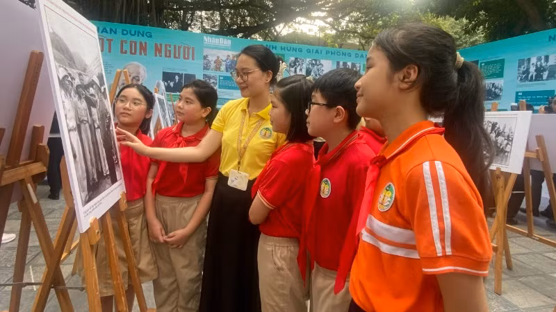 Học sinh Trường tiểu học Tràng An đến tham quan, tìm hiểu về cuộc đời, sự nghiệp và tấm gương đạo đức của Chủ tịch Hồ Chí Minh.
