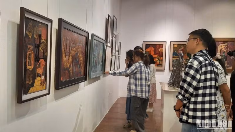 Triển lãm Mỹ thuật sinh viên năm 2025 trưng bày 159 tác phẩm của sinh viên các ngành đào tạo. (Ảnh: HUY LÊ)