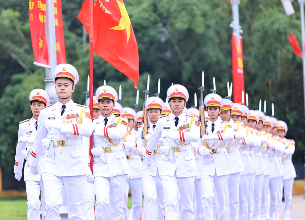Nghi thức buổi lễ chào cờ thiêng liêng trên Quảng trường Ba Đình (Hà Nội) sáng 19/5/2025. (Ảnh: MINH ĐỨC/TTXVN) Nghi thức buổi lễ chào cờ thiêng liêng trên Quảng trường Ba Đình (Hà Nội) sáng 19/5/2025. (Ảnh: MINH ĐỨC/TTXVN)