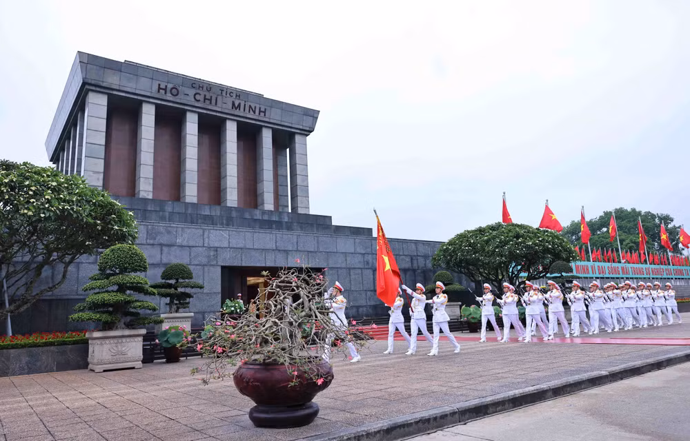 34 cán bộ, chiến sĩ Bộ Tư lệnh Lăng Chủ tịch Hồ Chí Minh thực hiện các nghi thức buổi lễ chào cờ thiêng liêng trước Lăng Chủ tịch Hồ Chí Minh. (Ảnh: MINH ĐỨC/TTXVN) 34 cán bộ, chiến sĩ Bộ Tư lệnh Lăng Chủ tịch Hồ Chí Minh thực hiện các nghi thức buổi lễ chào cờ thiêng liêng trước Lăng Chủ tịch Hồ Chí Minh. (Ảnh: MINH ĐỨC/TTXVN)