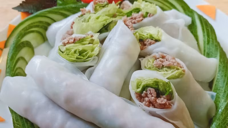 Phở cuốn là sự sáng tạo độc đáo của người Hà Thành. (Ảnh: Phở cuốn 31 Ngũ Xã)