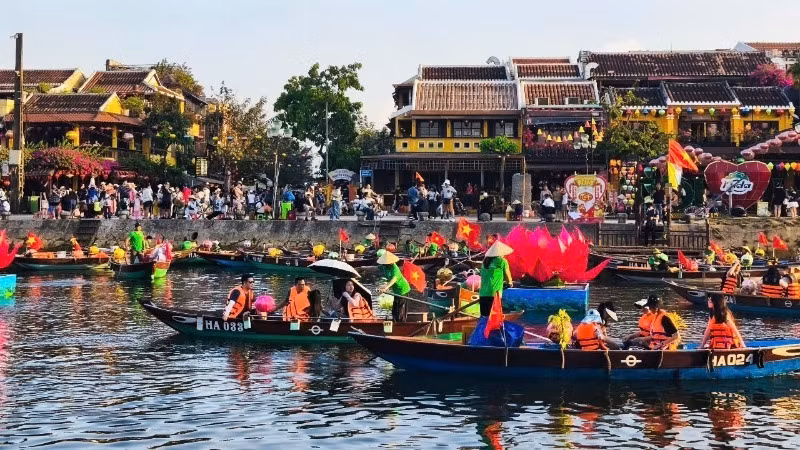 Du khách tham quan phố cổ Hội An trong dịp nghỉ lễ 30/4, 1/5. (Ảnh: HỮU TUÂN)