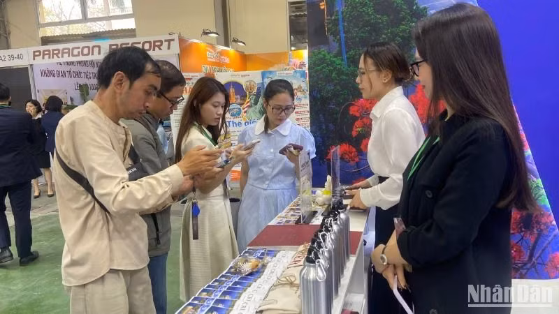 Du khách tìm hiểu các tour tại Hà Nội - VITM Hà Nội 2025. 