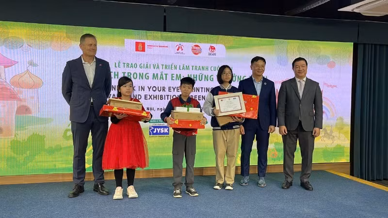 Ban tổ chức trao giải cho các cá nhân xuất sắc. (Ảnh: Đại sứ quán Đan Mạch) Ban tổ chức trao giải cho các cá nhân xuất sắc. (Ảnh: Đại sứ quán Đan Mạch)