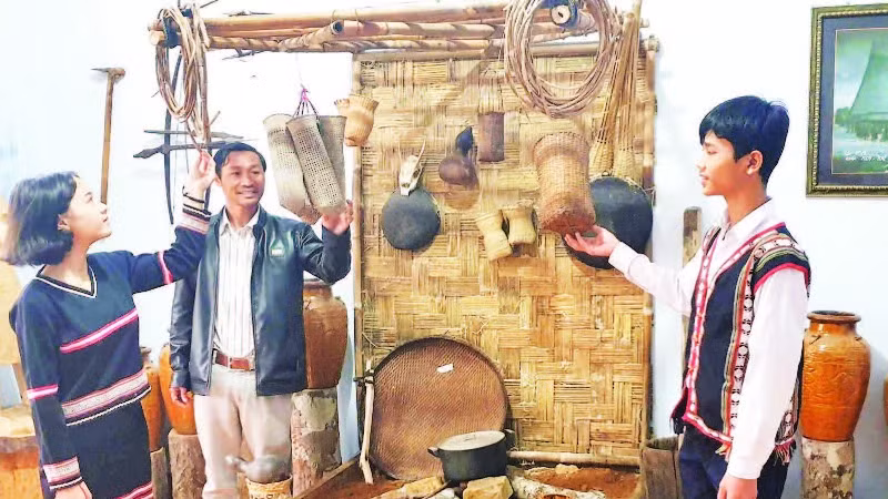 Trang phục truyền thống gắn bó với các em học sinh tại Kon Tum từ nhà trường đến các hoạt động văn hóa.