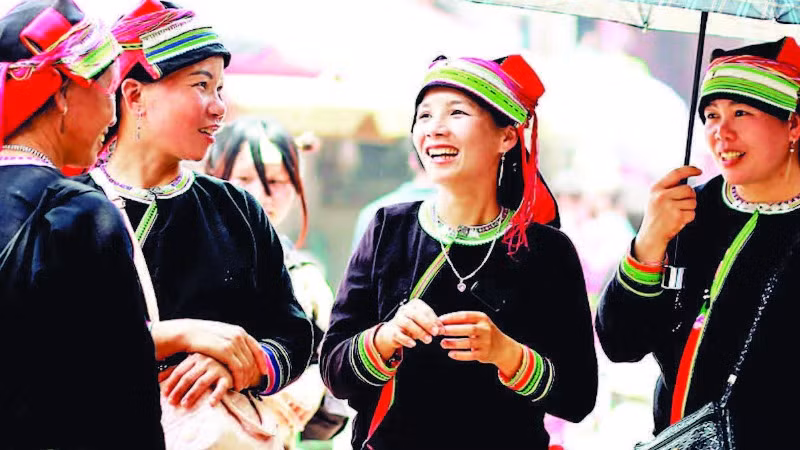 Phiên chợ cũng là nơi người dân các dân tộc trên Cao nguyên đá Đồng Văn gặp gỡ, giao lưu sau những ngày làm việc vất vả.