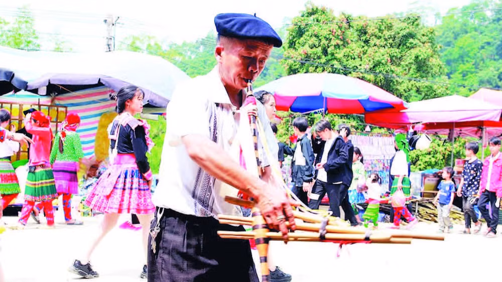 Đến với lễ hội, người dân và du khách được hòa mình vào các trò chơi dân gian, các hoạt động văn hóa.