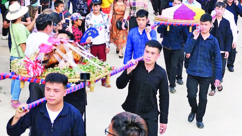 Dâng hương miếu Ông, miếu Bà là nghi lễ chính trong khuôn khổ Lễ hội chợ Phong lưu Khâu Vai.