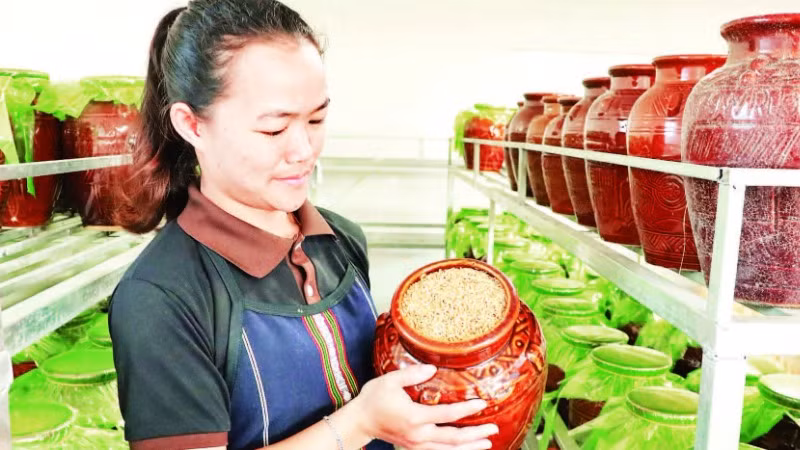 Chị Bon Đing Thanh Hiền mong muốn bảo tồn và phát triển nghề làm rượu cần truyền thống của dân tộc mình.