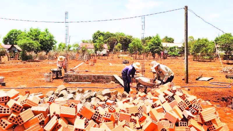 Các địa phương tại tỉnh Gia Lai tập trung nguồn lực đẩy nhanh tiến độ xóa nhà tạm, nhà dột nát. Các địa phương tại tỉnh Gia Lai tập trung nguồn lực đẩy nhanh tiến độ xóa nhà tạm, nhà dột nát.
