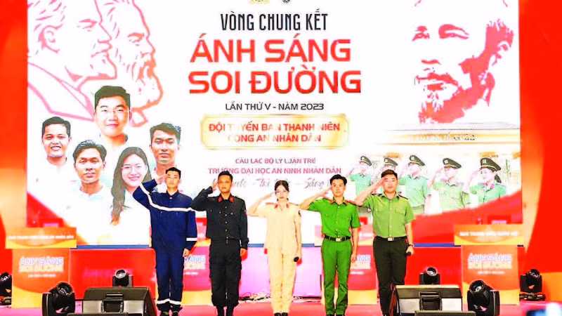 Ngọc Quỳnh (đứng giữa) tại Vòng chung kết Hội thi Olympic toàn quốc các môn khoa học Mác-Lênin và tư tưởng Hồ Chí Minh “Ánh sáng soi đường”.