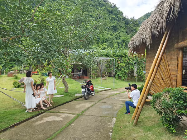 Thung lũng Quèn Thờ đang trở thành điểm du lịch sinh thái trải nghiệm thu hút đông du khách. (Ảnh: CTV)