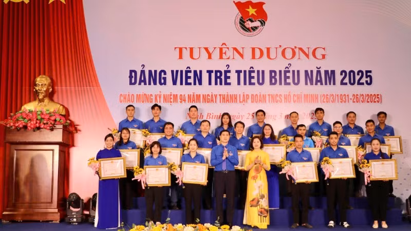 Các cá nhân có thành tích xuất sắc trong thực hiện phong trào thi đua "Thanh niên tiên tiến làm theo lời Bác" của tỉnh Ninh Bình được biểu dương tại chương trình.
