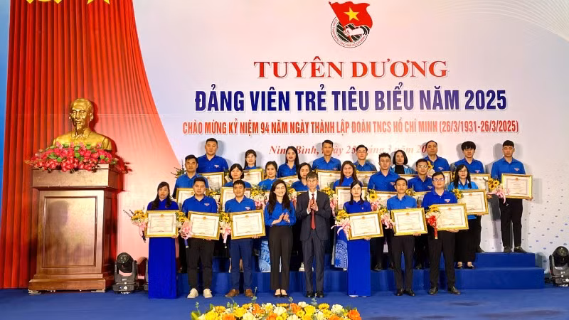 Đồng chí Tô Văn Từ, Trưởng Ban Tổ chức Tỉnh ủy Ninh Bình và đồng chí Hồ Hồng Nguyên, Trưởng Ban Thanh niên Trường học Trung ương Đoàn, Phó Chủ tịch Thường trực Trung ương Hội Sinh viên Việt Nam trao Bằng khen của Ủy ban nhân tỉnh Ninh Bình cho các đảng viên trẻ tiêu.
