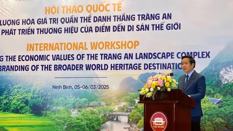 Đồng chí Phạm Quang Ngọc, Chủ tịch Ủy ban nhân dân tỉnh Ninh Bình phát biểu tại hội thảo.