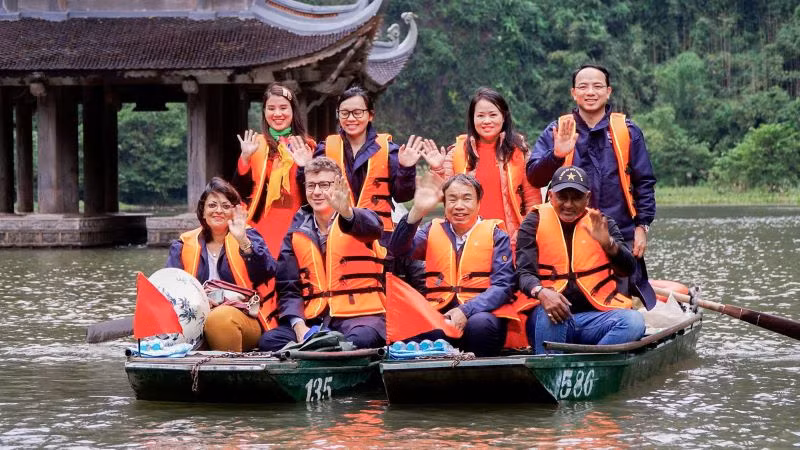 Phái đoàn đại biểu UNESCO và đại diện doanh nghiệp Xuân Trường đi thăm Tràng An. (Ảnh: Sở Du lịch Ninh Bình)