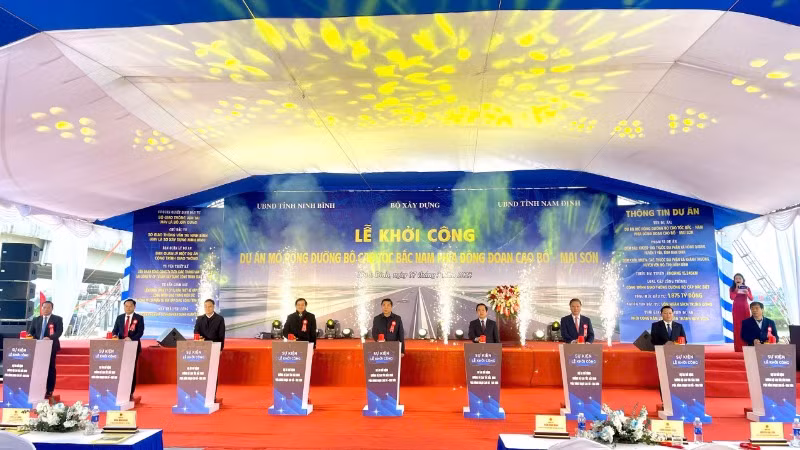 Các đại biểu bấm nút khởi công án mở rộng tuyến đường bộ cao tốc bắc-nam phía đông đoạn Cao Bồ-Mai Sơn tại Ninh Bình.