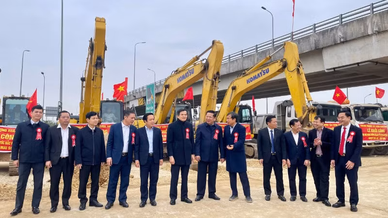 Bộ trưởng Xây dựng Trần Hồng Minh biểu dương tinh thần trách nhiệm, sự phối hợp có hiệu quả của các sở, ban, ngành, Ủy ban nhân dân các tỉnh Nam Định và Ninh Bình; sự nỗ lực, quyết tâm, quyết liệt của chủ đầu tư dự án, các đơn vị tư vấn, nhà thầu thi công trong công tác chuẩn bị đầu tư dự án; sự ủng hộ tích cực của nhân dân trong quá trình các đơn vị triển khai nhiệm vụ.