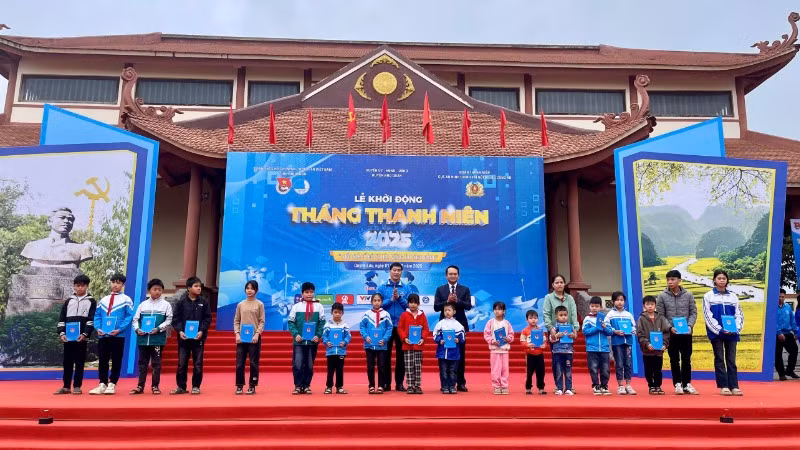 Đồng chí Trịnh Như Lâm, Bí thư Tỉnh đoàn Ninh Bình và đồng chí Đặng Xuân Nguyên, Bí thư Huyện ủy Nho Quan trao tặng quà cho các em học sinh có hoàn cảnh khó khăn.