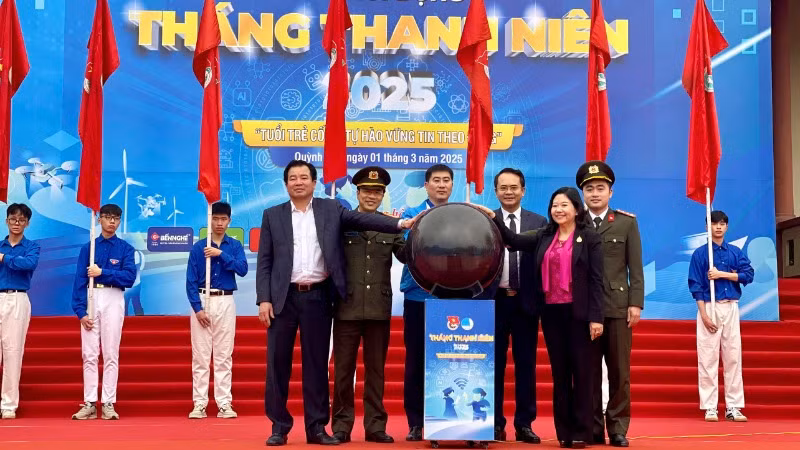Các đại biểu thực hiện nghi thức khởi động Tháng Thanh niên năm 2025.