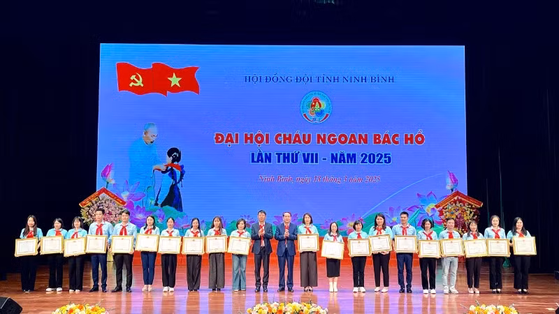 20 giáo viên làm Tổng phụ trách Đội tiêu biểu được nhận bằng khen của Ủy ban nhân dân tỉnh Ninh Bình.