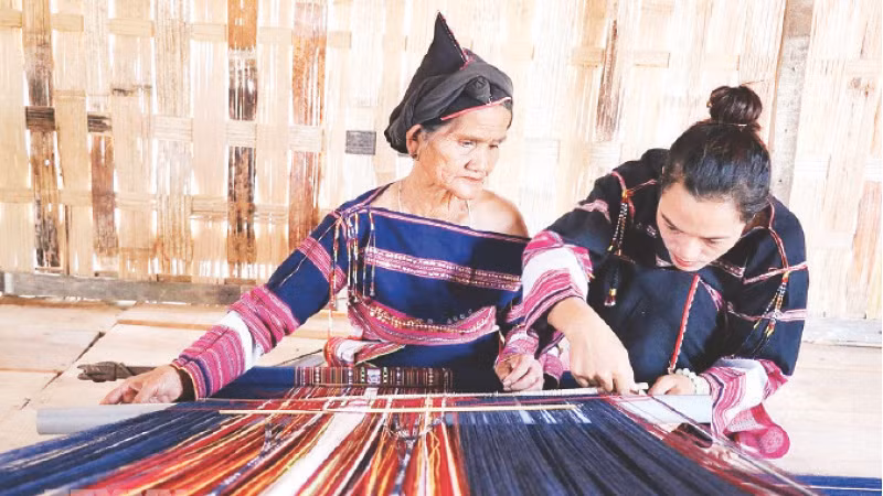 Phụ nữ Ba Na dệt vải.