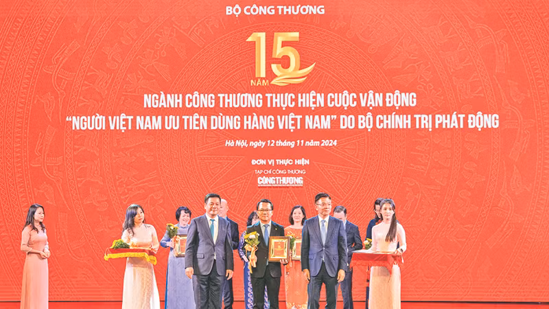 Đồng chí Nguyễn Anh Đức, Phó Bí thư Đảng ủy, Tổng Giám đốc Saigon Co.op, thay mặt đơn vị nhận kỷ niệm chương, khen thưởng từ lãnh đạo Chính phủ và Bộ Công thương. 